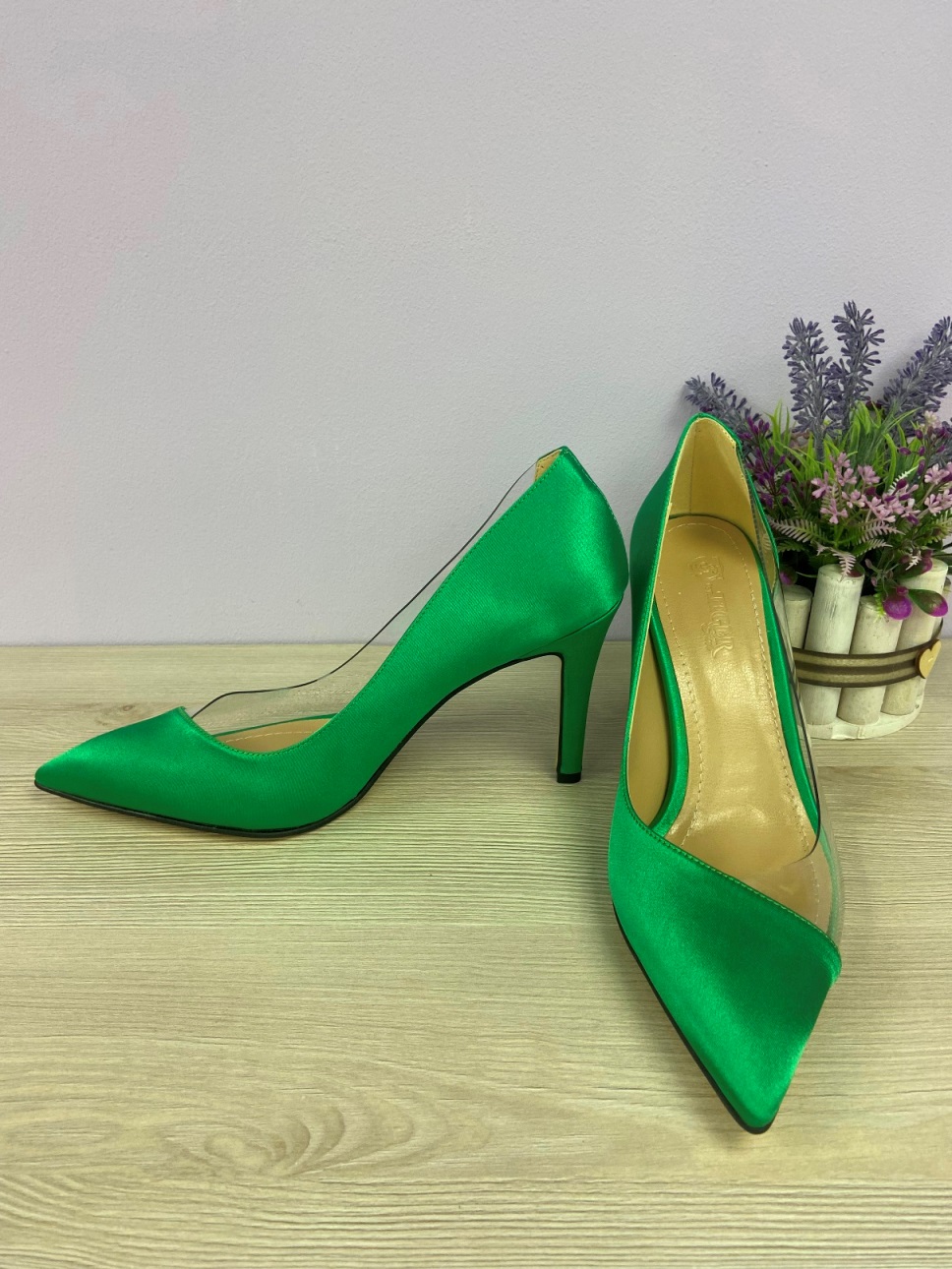 картинка Туфли зеленого цвета на каблуке с прозрачной ставкой