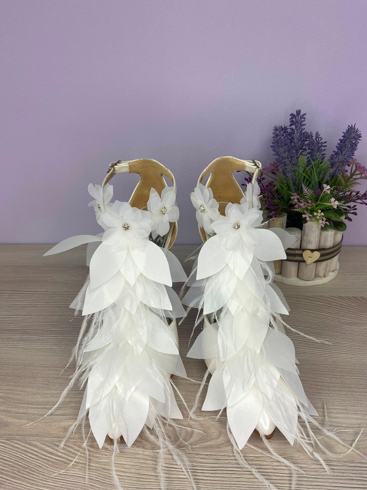 картинка Туфли белого цвета на каблуке с перьями для свадьбы