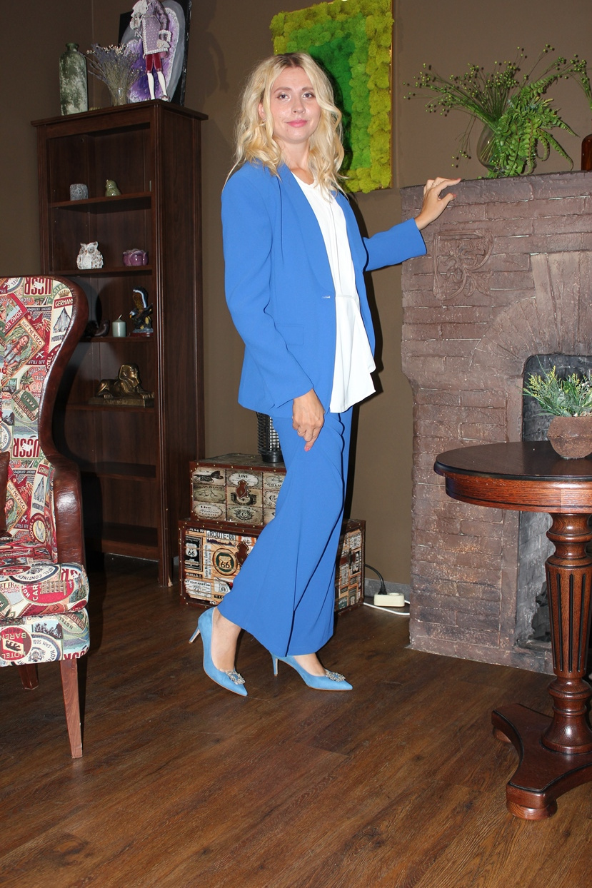 картинка Туфли синего цвета с пряжкой на высоком каблуке