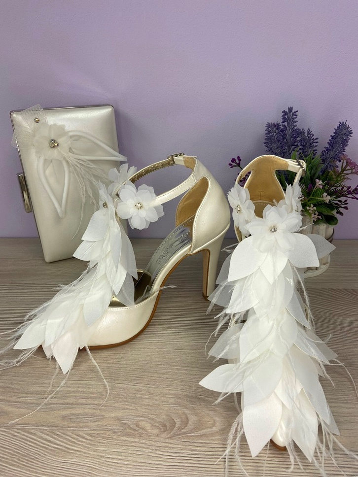 картинка Туфли белого цвета на каблуке с перьями для свадьбы