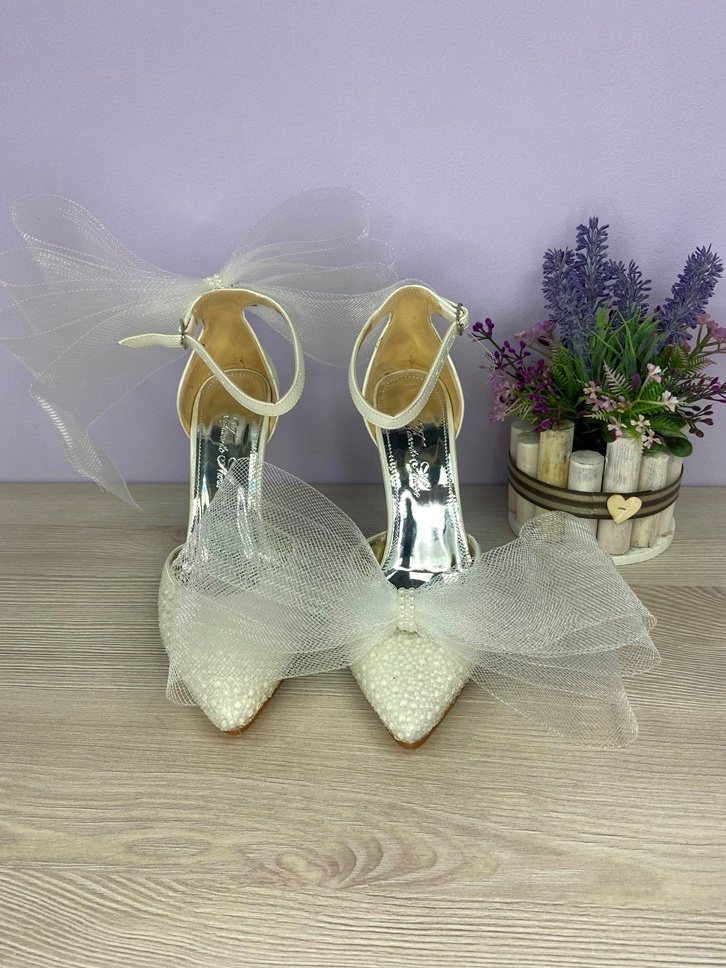 картинка Туфли белого цвета на каблуке с бантом для свадьбы или праздника