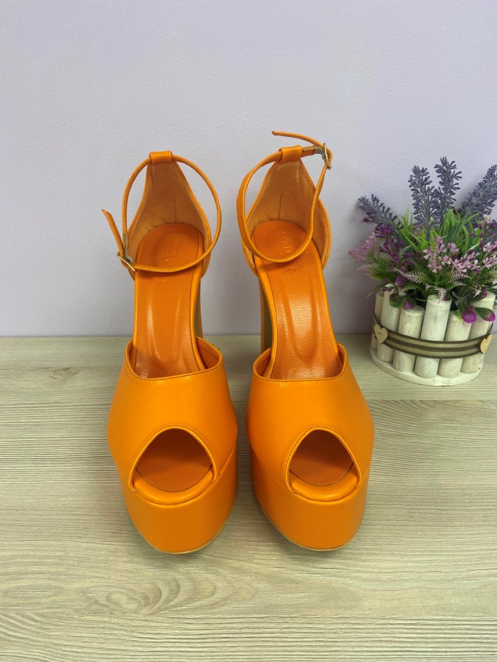 картинка Босоножки оранжевого цвета на каблуке и на платформе