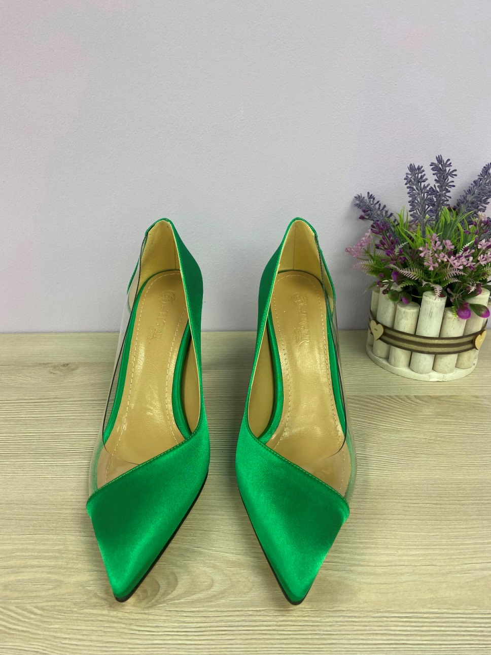 картинка Туфли зеленого цвета на каблуке с прозрачной ставкой