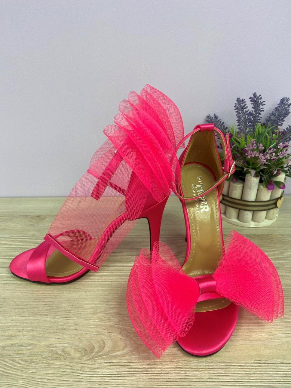 картинка Босоножки розового цвета на каблуке с бантом