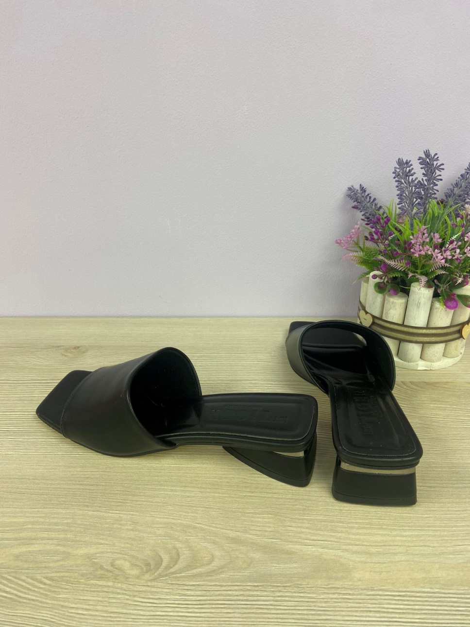 картинка Босоножки черного цвета на низком каблуке